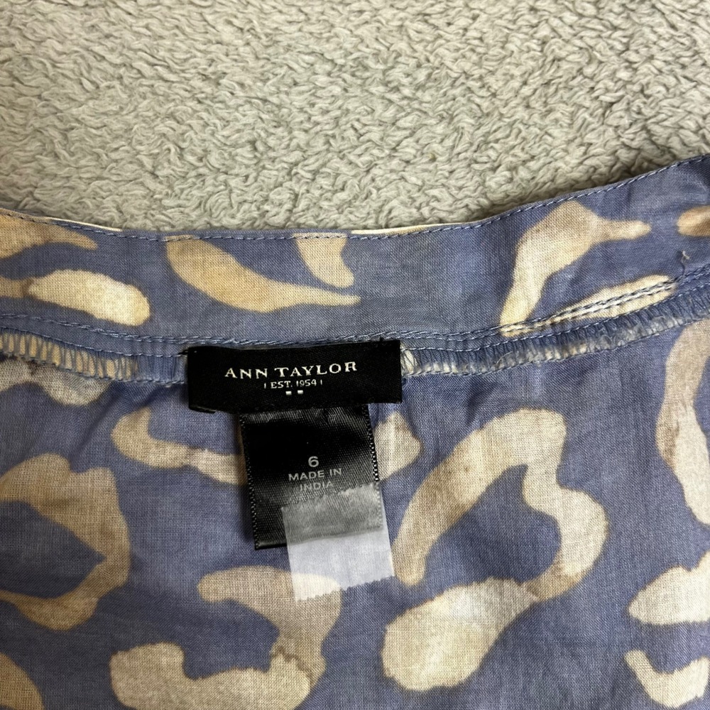 Ann Taylor Blue Leopard Print Ruffle Sleeveless Button Down Cotton Blouse Size 6 - Picture 3 of 7